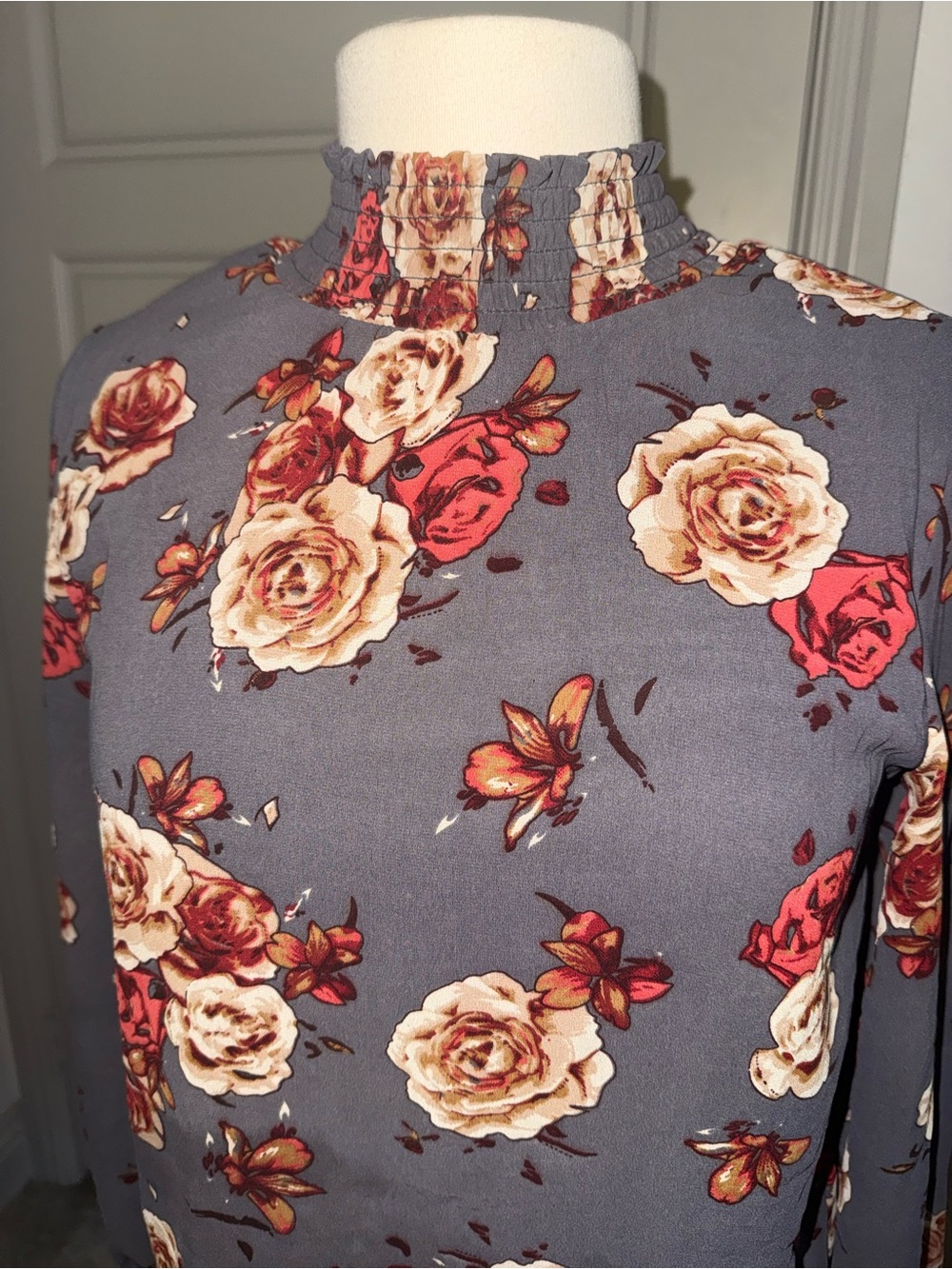 Mock-Neck Floral Blouse in Gray with Rose Print - Picture 5 of 8